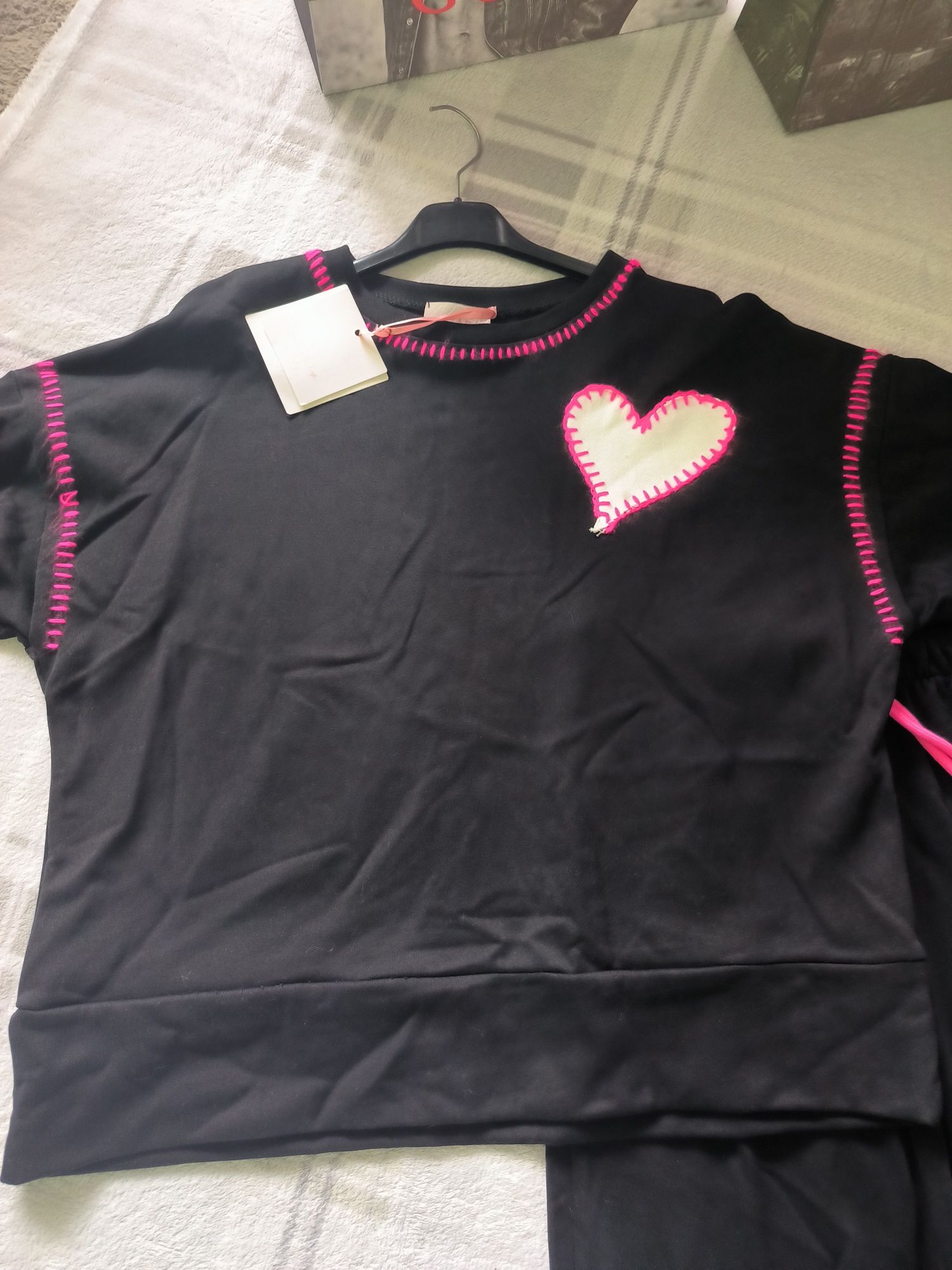 Dres w kolorze czarnym z motywem serca