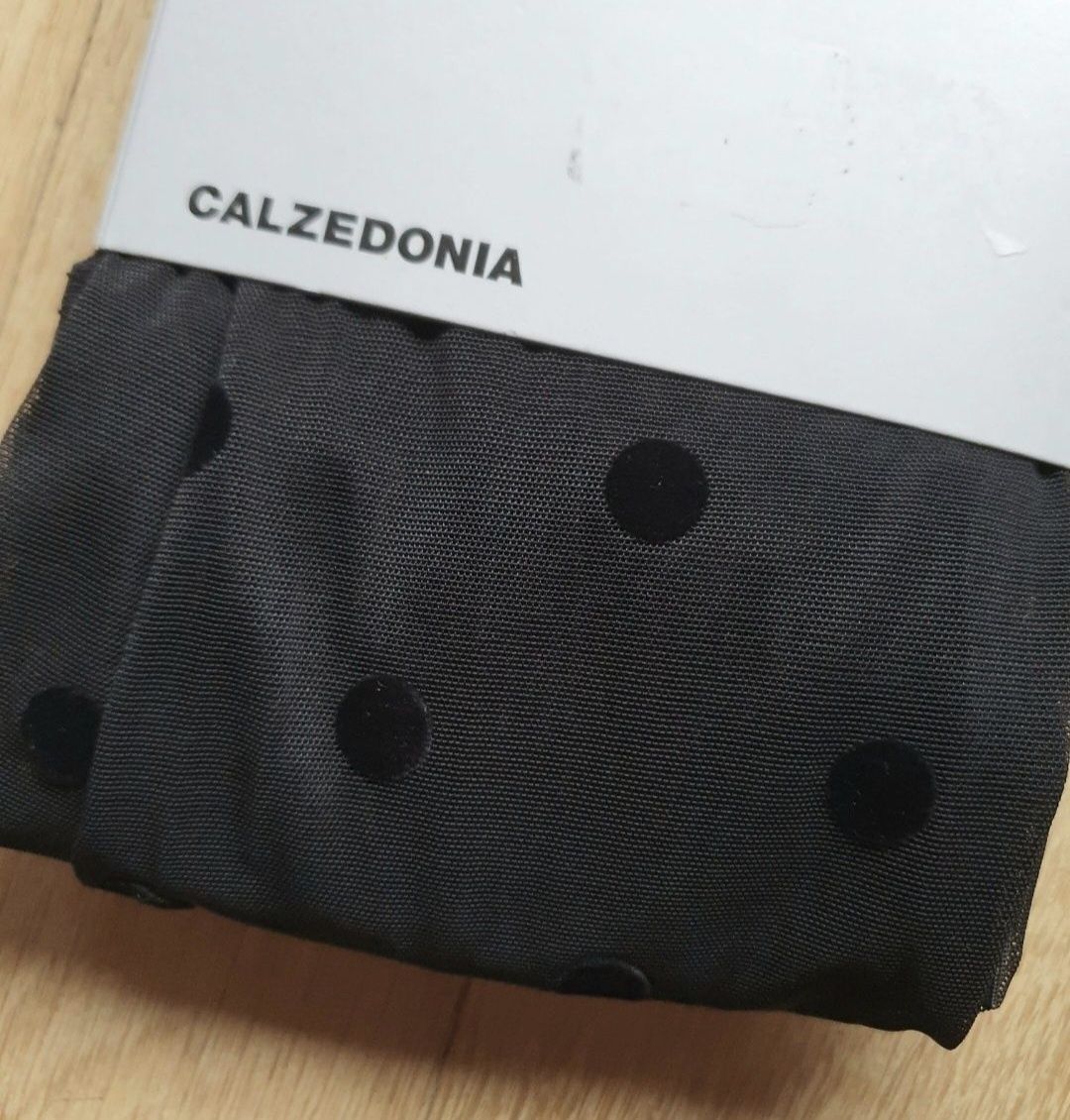 Rajstopy Calzedonia S czarne tiulowe flokowane w kropki grochy