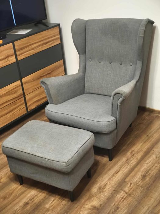 Fotel uszak Ikea strandmon z podnóżkiem.