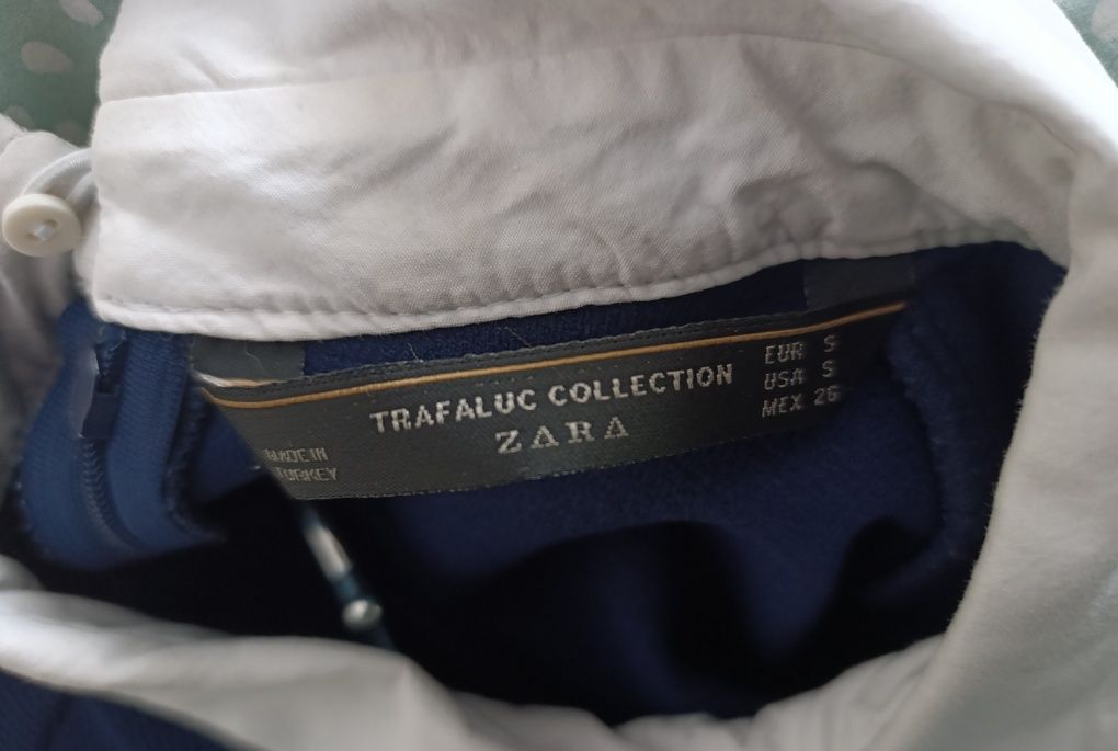 Vestido azul escuro com gola branca