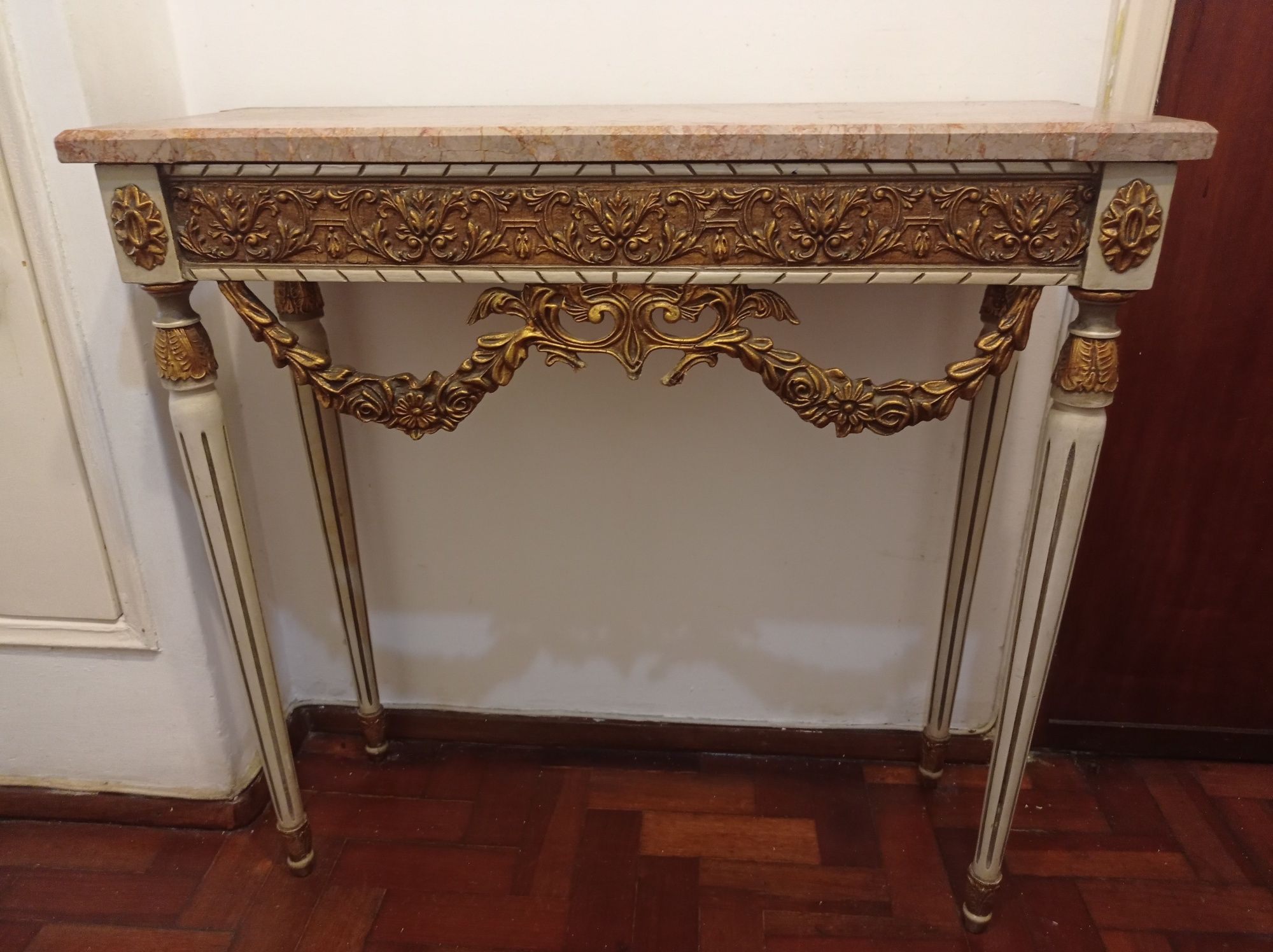 Conjunto de mesa e espelho de entrada.
