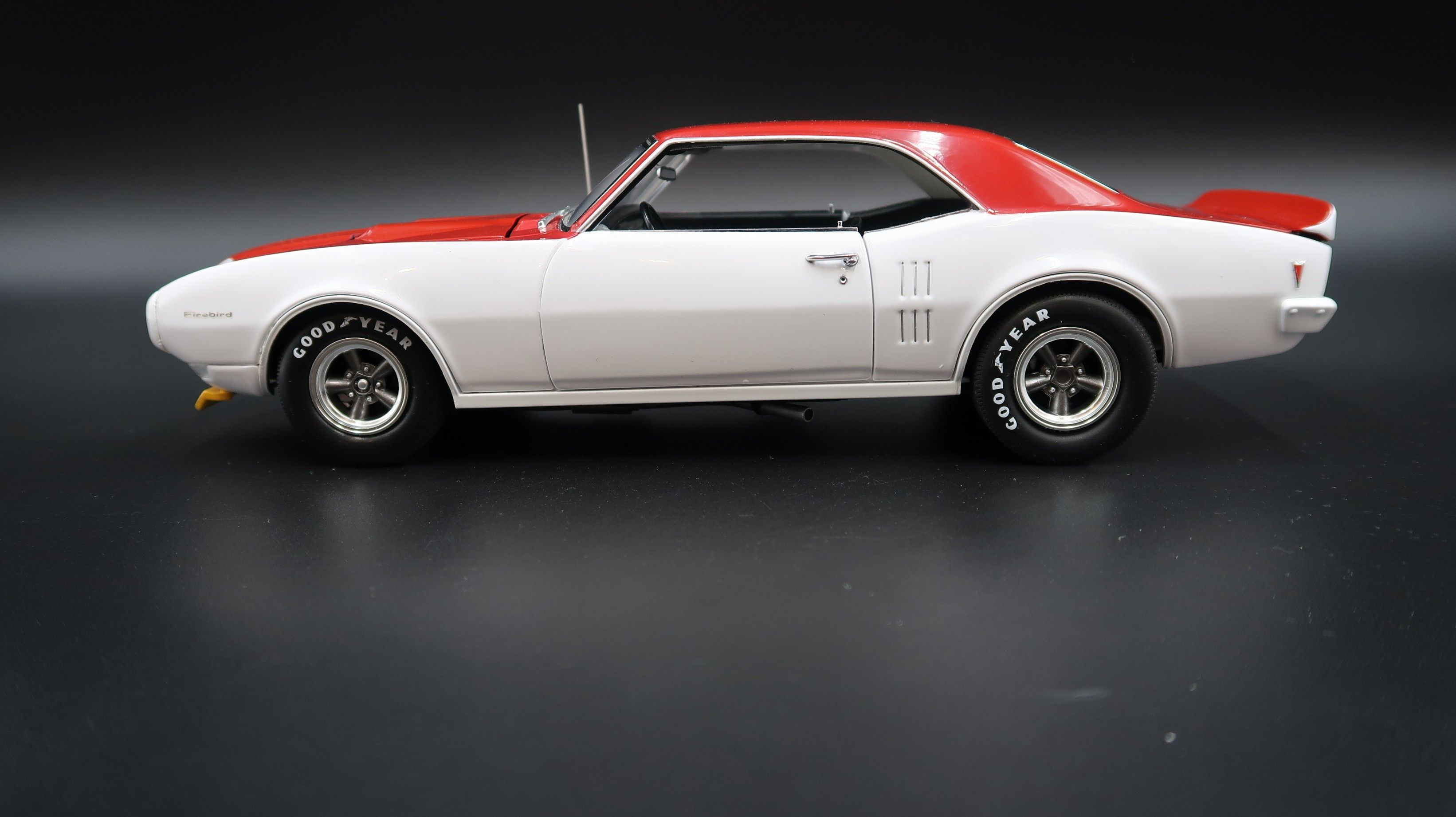 1:18 ACME 1968 Pontiac Trans AM Firebird model uszkodzony