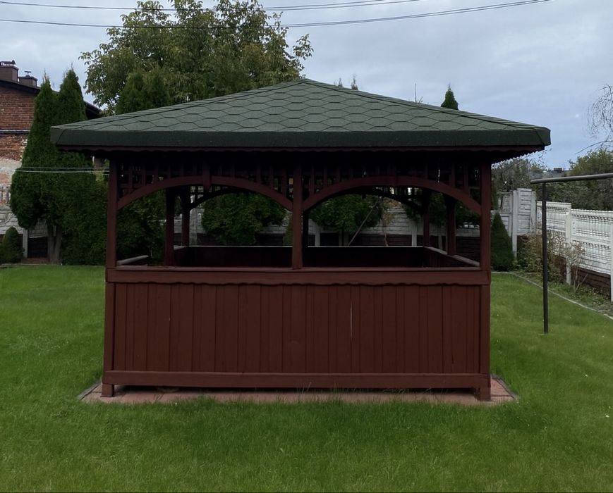 Altana ogrodowa drewniana z dachem – solidna konstrukcja