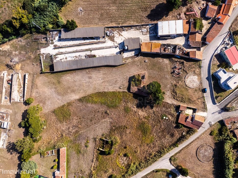 Terreno com ruína na Serra do Bouro
