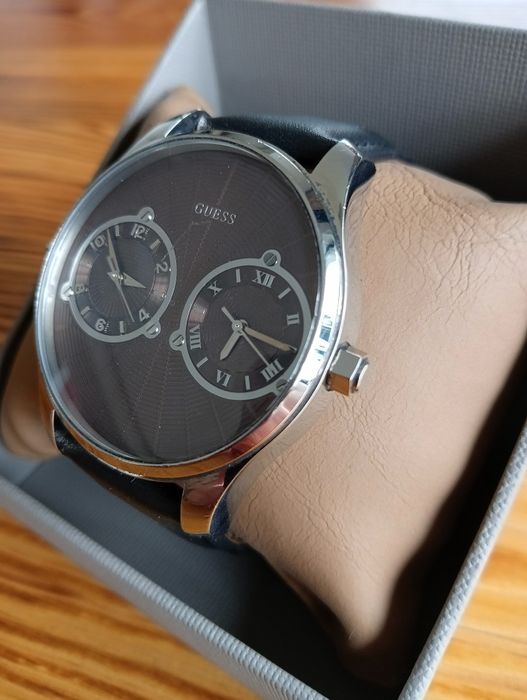 Stylowy zegarek GUESS z podwójną tarczą – elegancja i charakter w każd