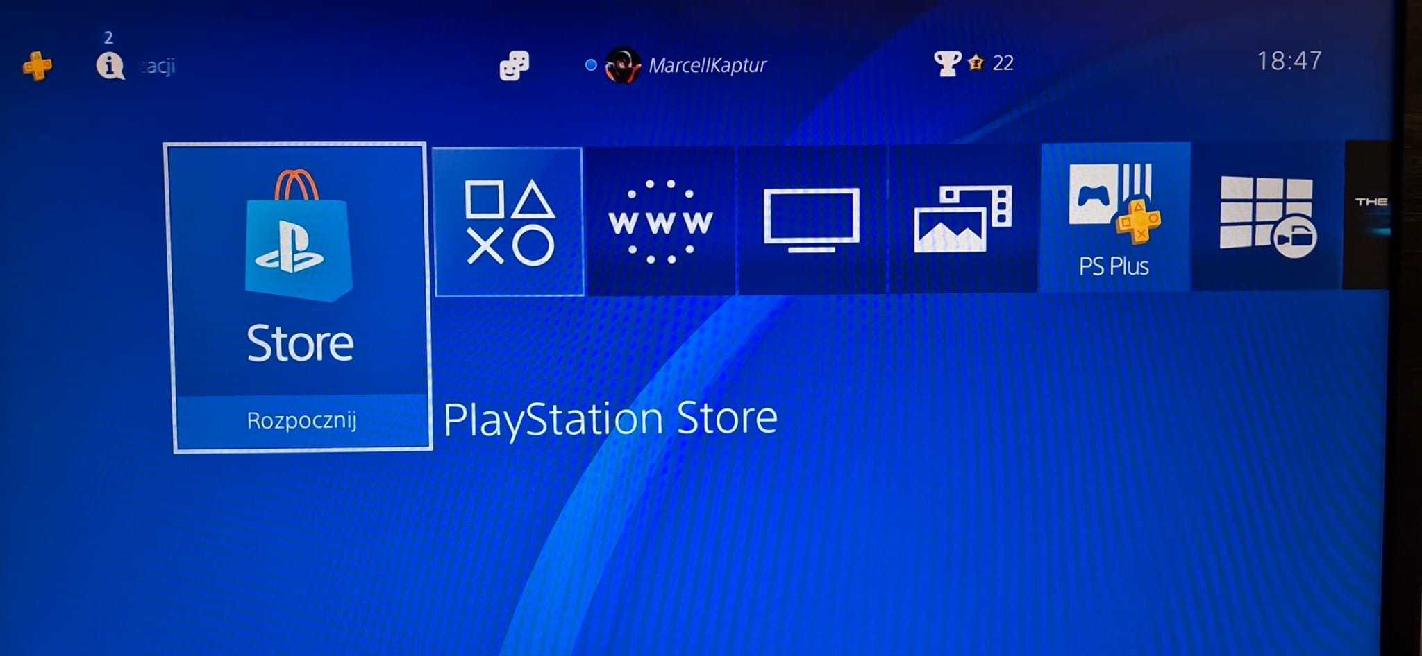 PlayStation 4 + 2 pady i 2 gry