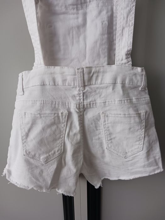 Białe spodenki na szelkach rozm. 122/128