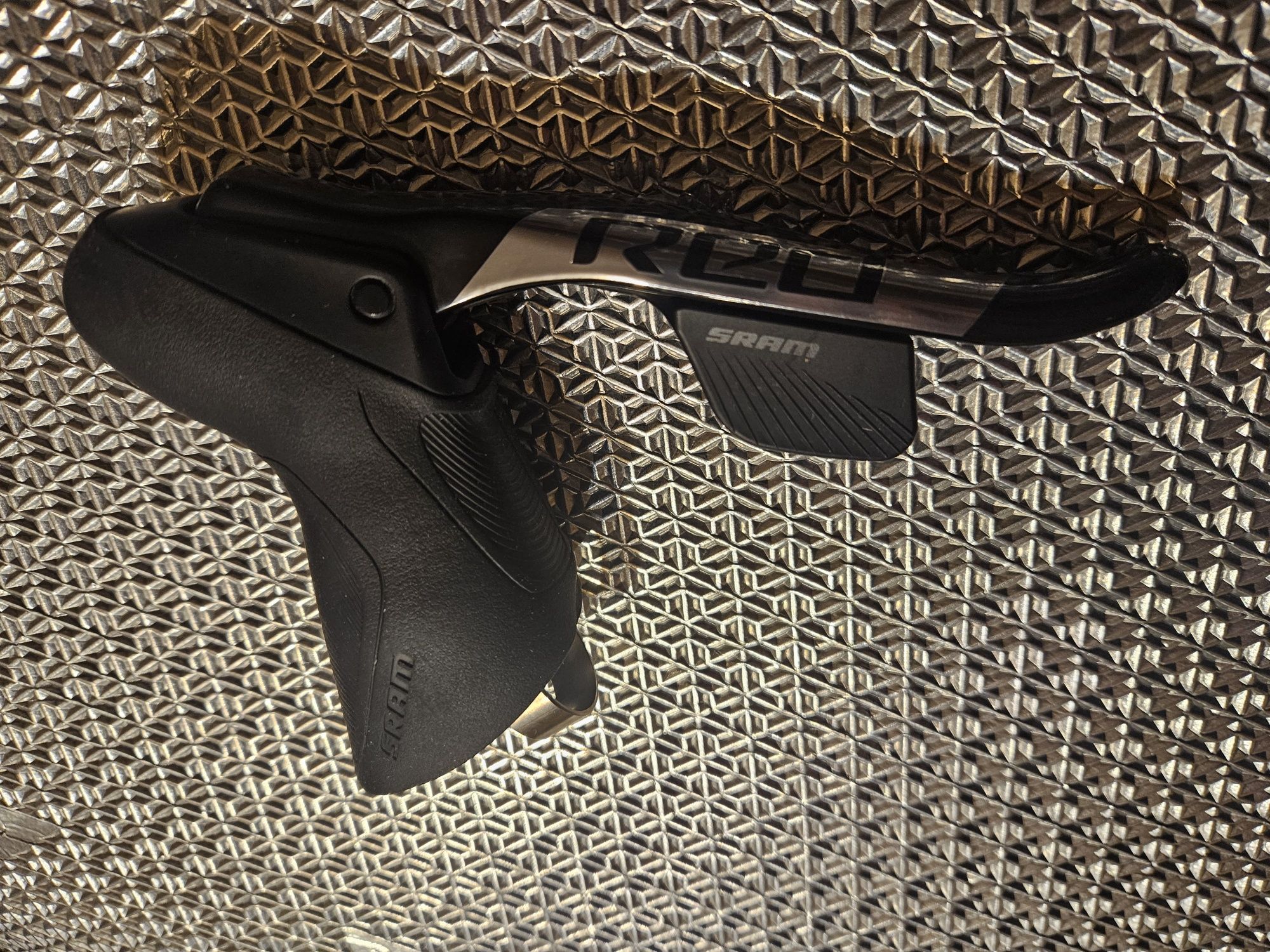 Klamkomanetki  Sram Red AXS 2 x 12 pod hamulce szczękowe