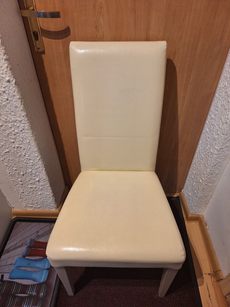 Stół rozkladany z czterema krzesłami