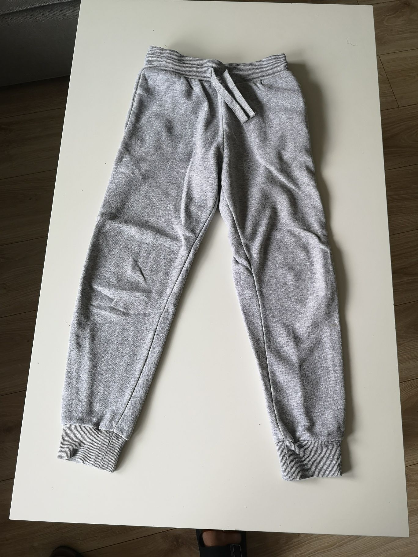 Szare spodnie dresowe z kieszeniami h&m 128 cm