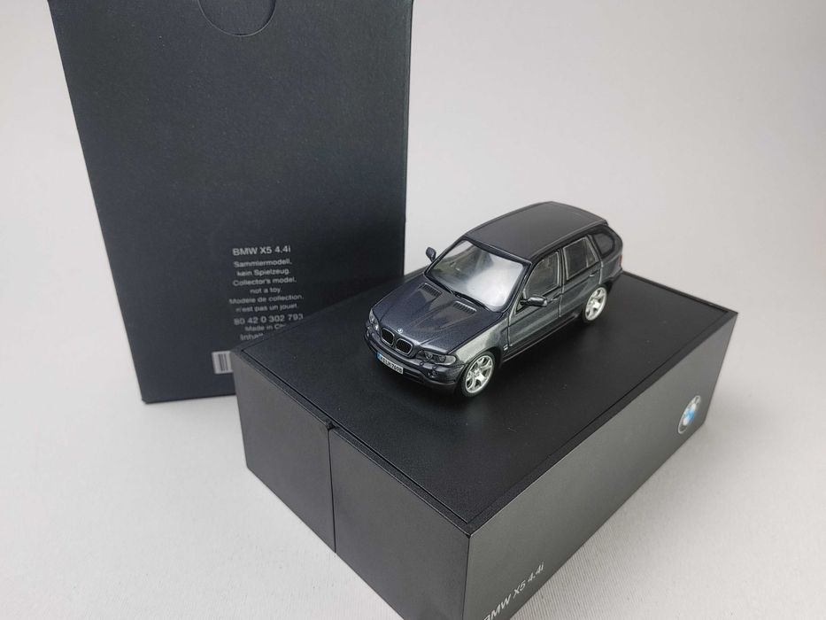 1:43 BMW X5 (E53) 4.4i 1999 schwarzviolett met. Minichamps 80420302793