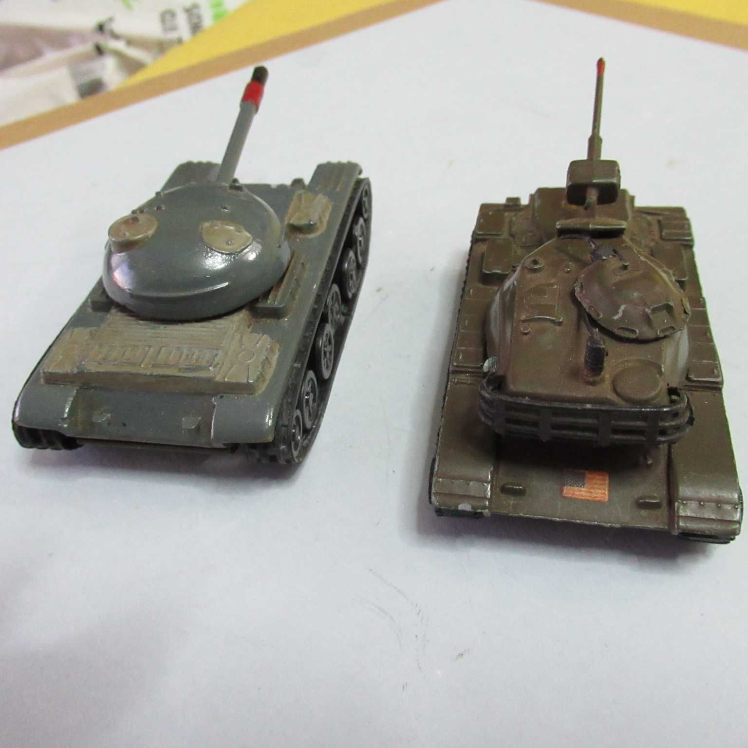 (C72Lote F1 )  2 tanques de guerra em metal C=8cm La=4,5cm
