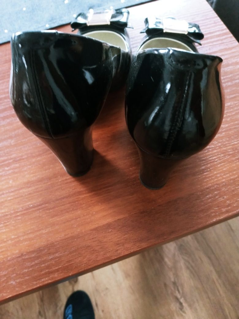 Buty czarne wsuwane 36 zlote dodatki lakier