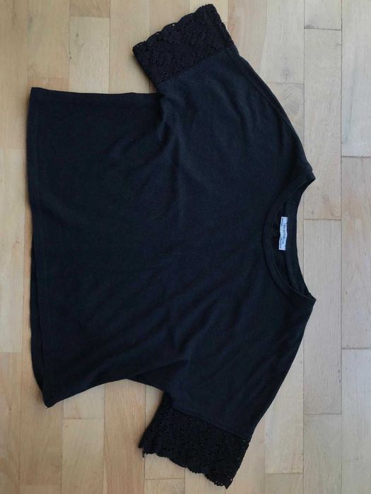 Czarna krótka bluzka z koronką