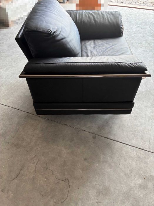 Poltrona em pele cor preto - Qtd. 1 Und.