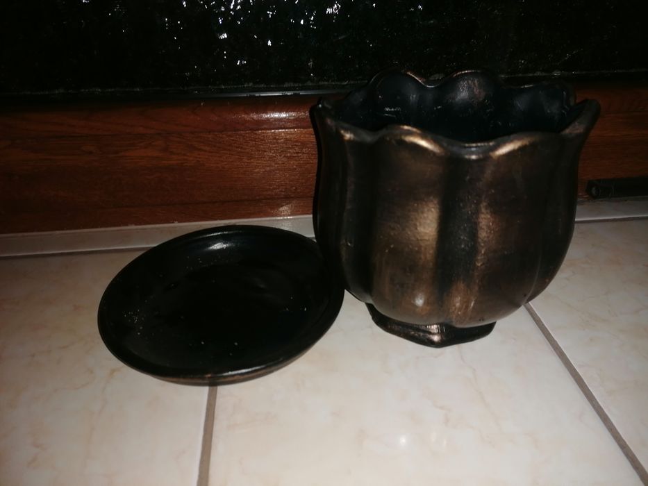 Donica porcelanowa wraz z podstawką