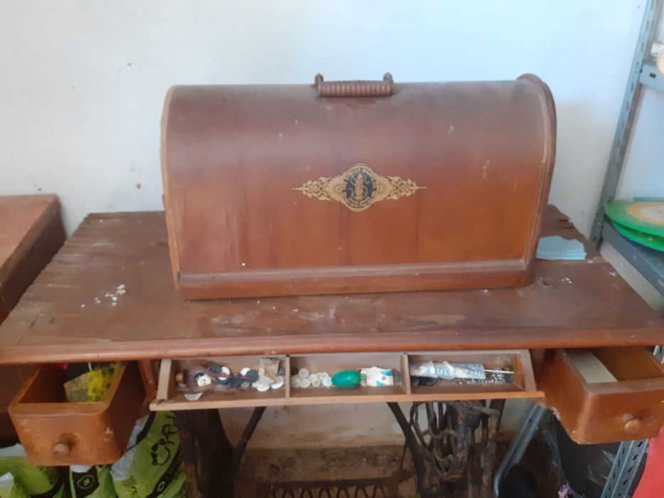 Máquina de costura Singer de pedal vintage com móvel original e tampa