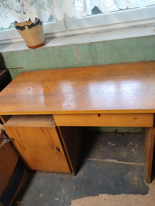 Biurko drewniane, PRL, małe.