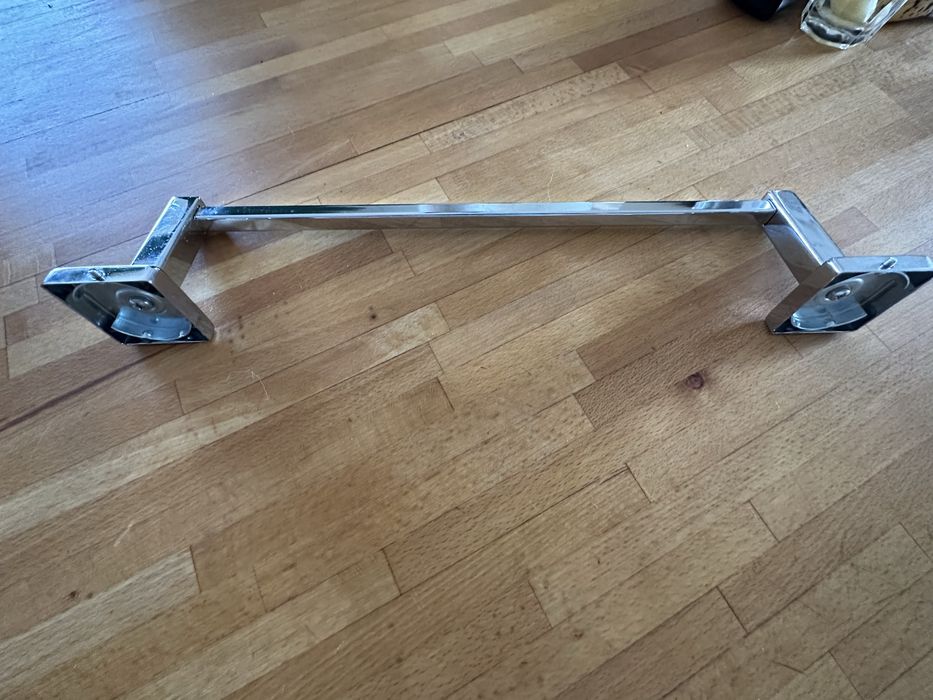 Wieszak na ręczniki efekt  chromu 40 cm