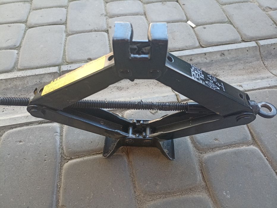 Продам домкрат тойота авенсіс,б/у ,в доброму стані