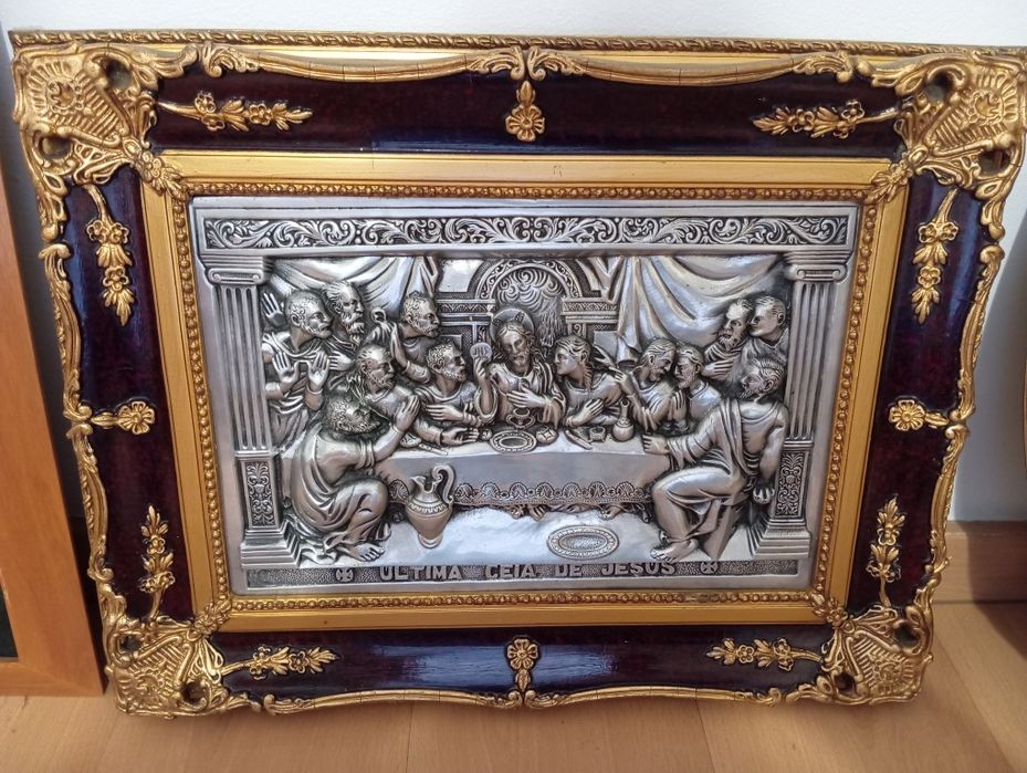 Quadros, chapeleira, candeeiro.