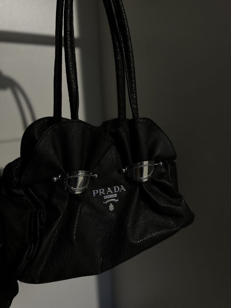 Вінтажна чорна сумка від Prada