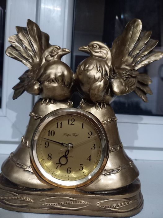 Zegar kominkowy z głębiami.