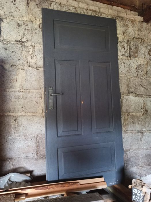 Drzwi zewnętrzne drewniane bez futryny.