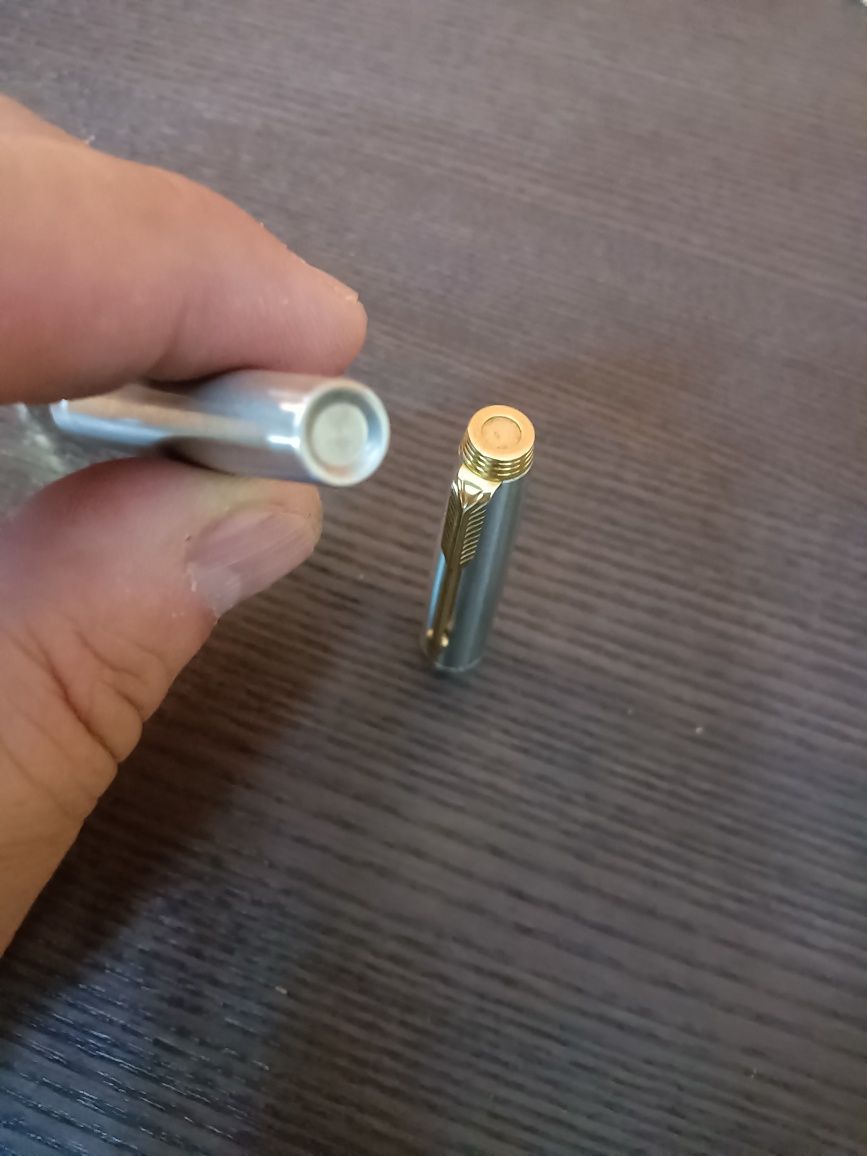 Caneta Parker 75 em aço com aparo em ouro