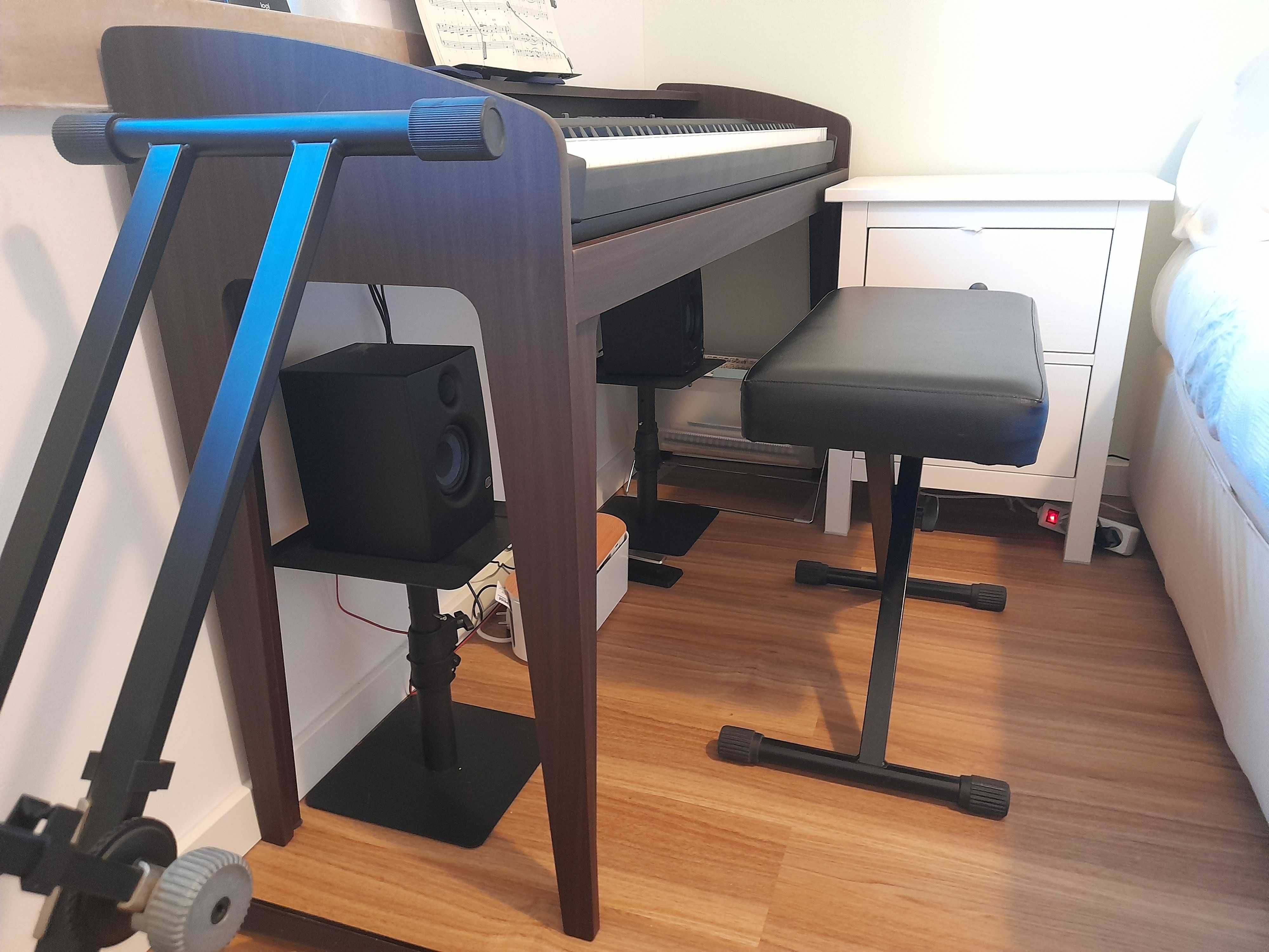 Piano digital Korg Stage SP-200 com suporte em madeira e extras