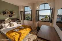 Viva o Charme do Porto em uma Casa Exclusiva com Vista para o Rio Dour