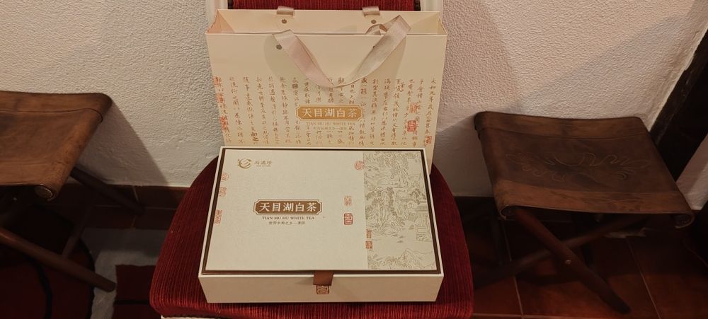 Luxuosa caixa com 4 latas de chá branco Tian Mu Hu