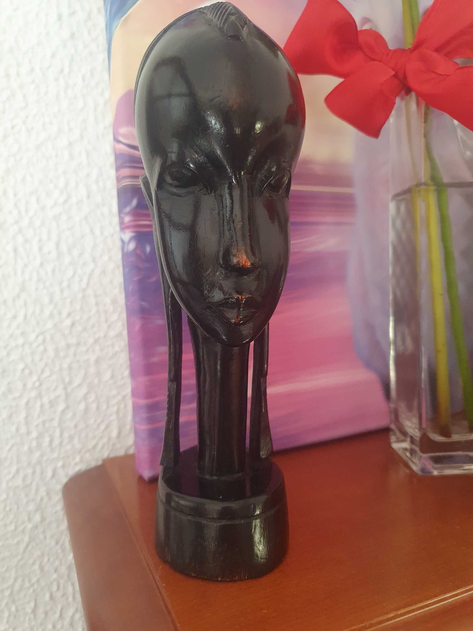 Busto em pau preto