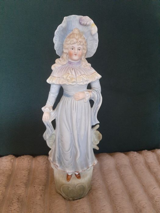 Porcelanowa figurka damy