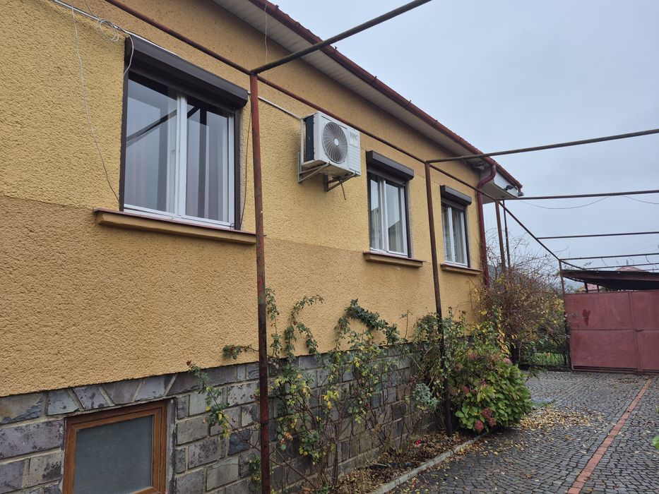 Продаж добротного будинку на два входи.