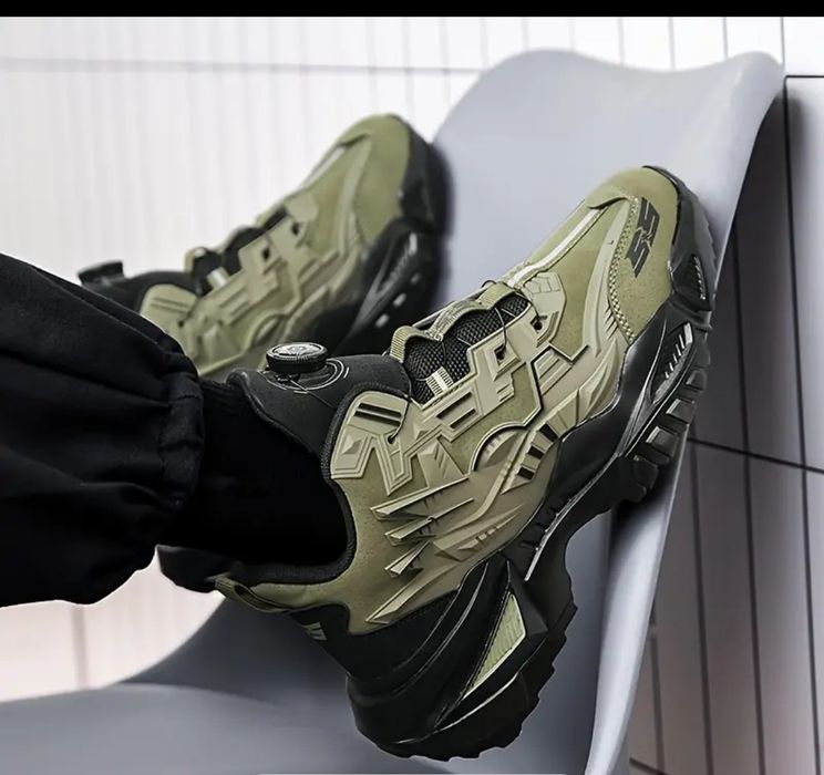 Кросівки спортивні