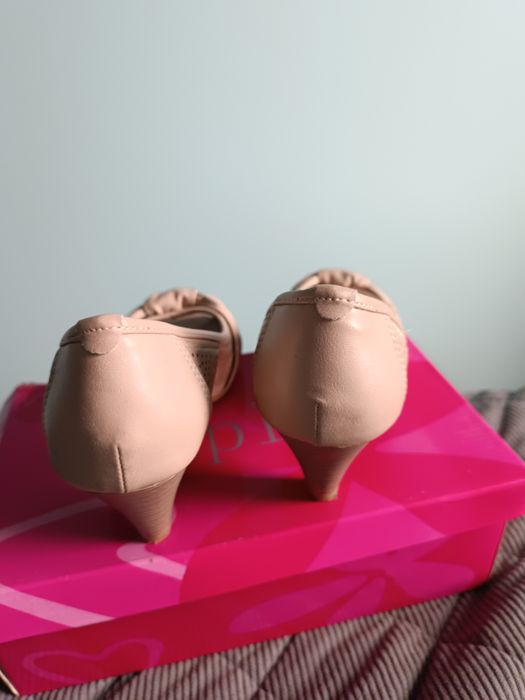 Czółenka z odkrytymi palcami 39