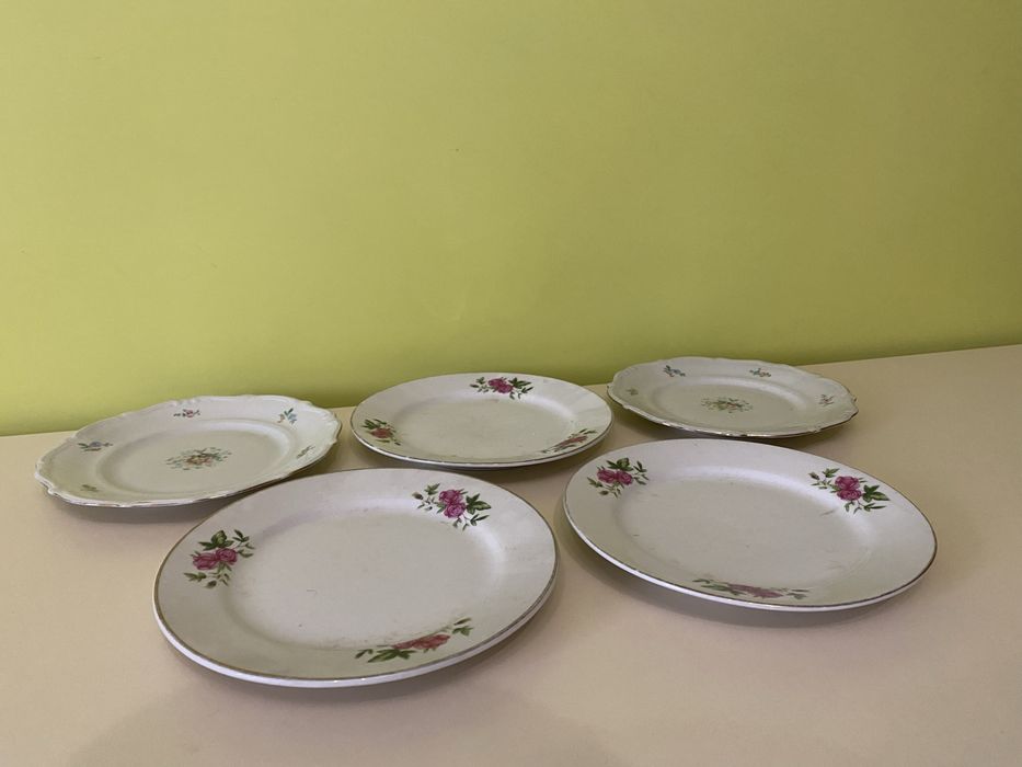 Zestaw pięciu talerzy porcelanowych