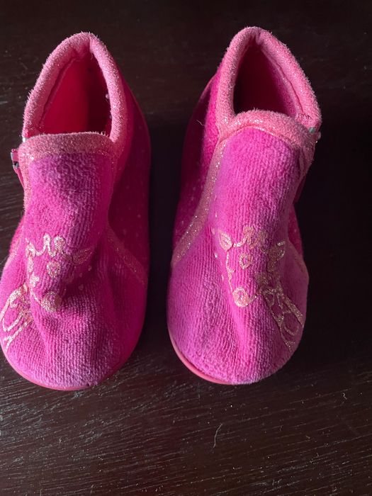Pantufas fuschia com girafa dourada quentinhas tamanho 20