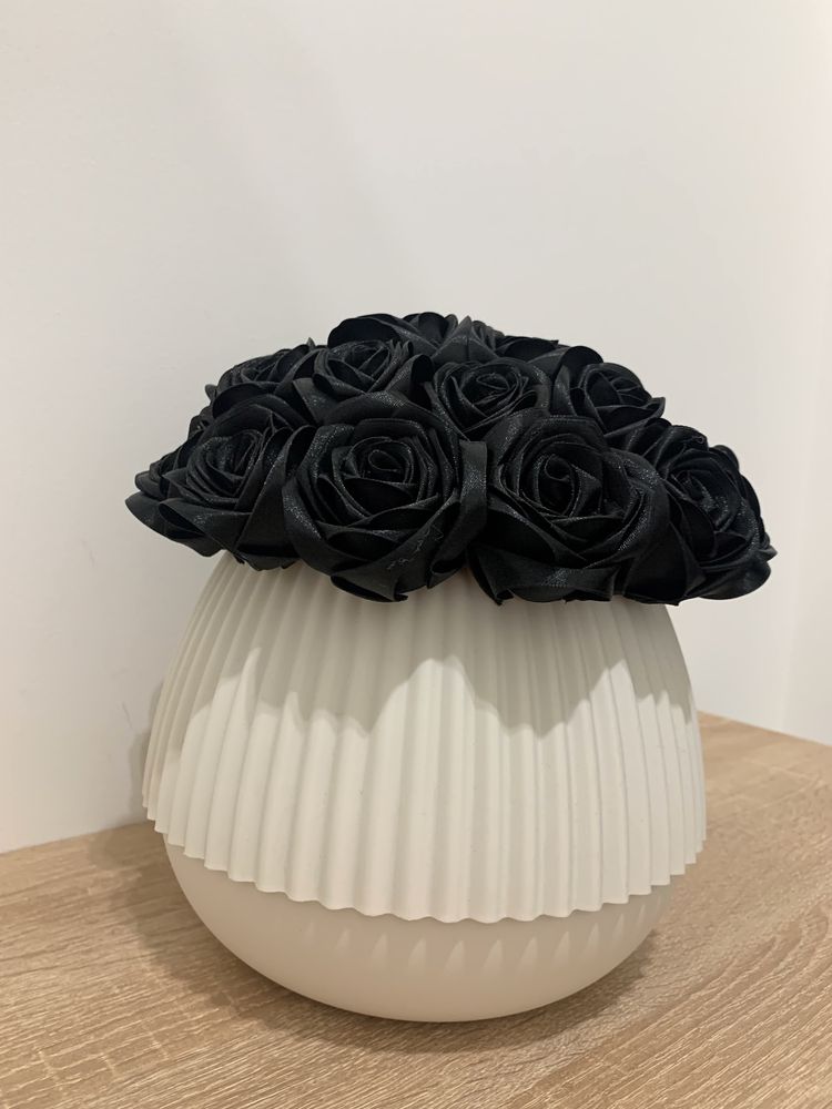 Букет из декоративных черных атласных роз