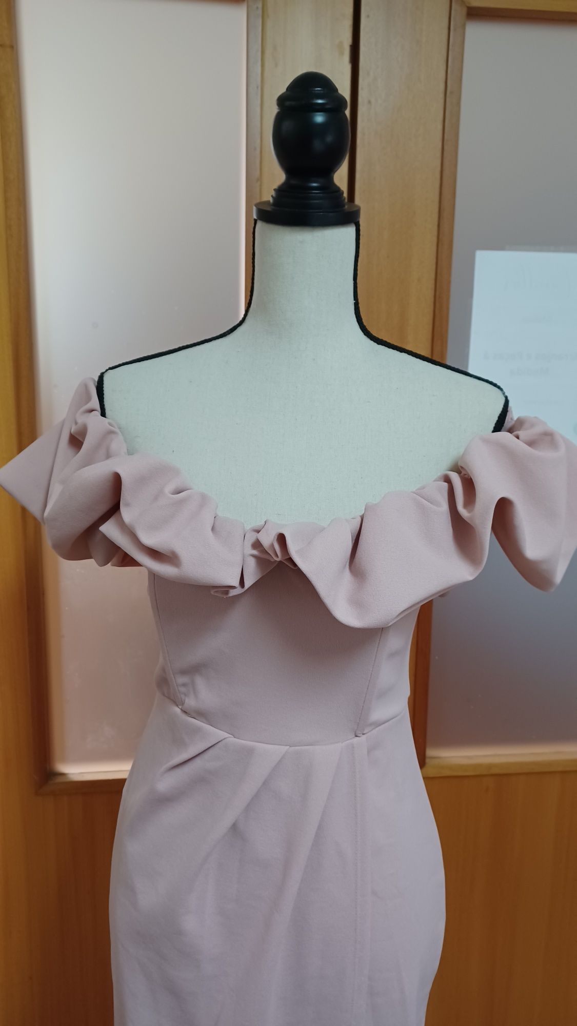 Vestido rosa com racha