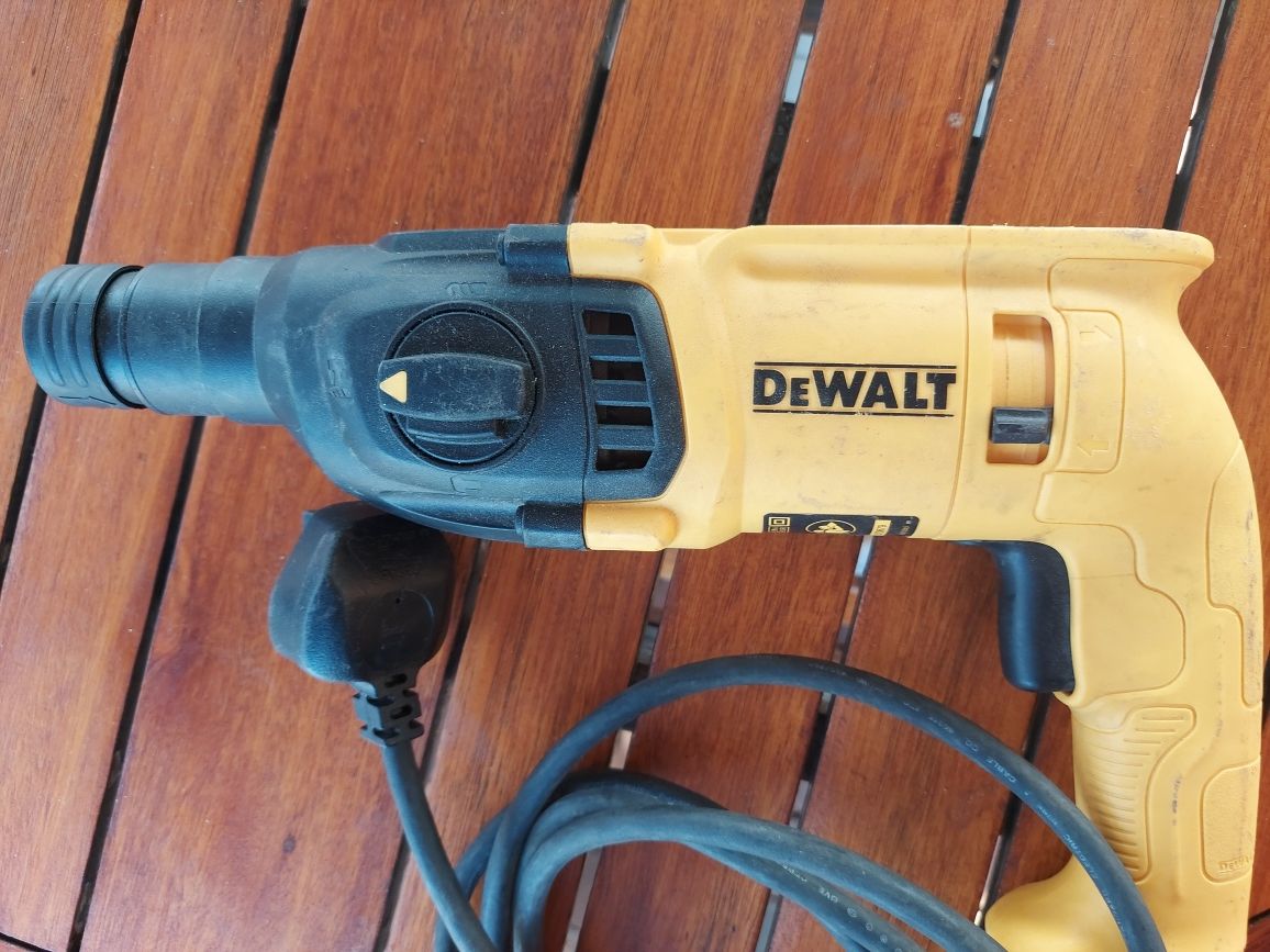 Dewalt młotowiertarka D25033