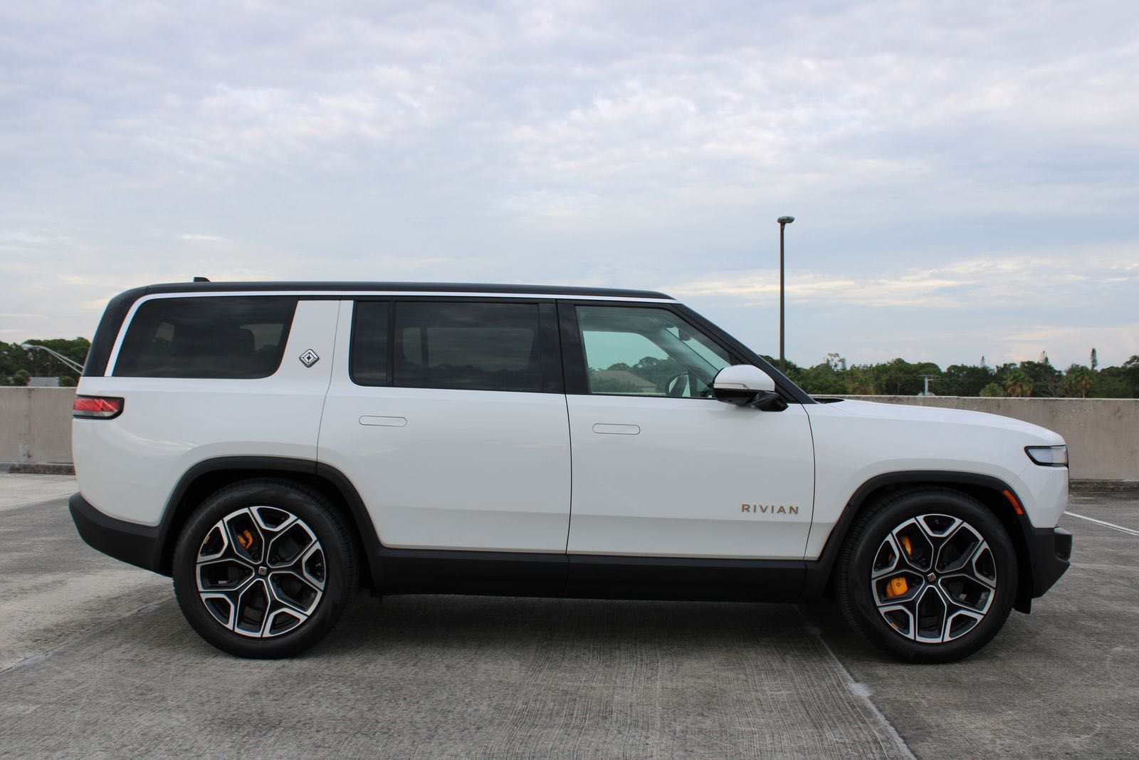 2023 Rivian R1S електрокроссовер 7 містний