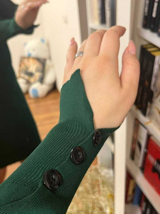 Зелена облягаюча сукня