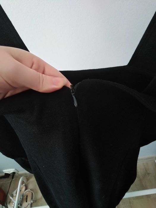 Czarna, ołówkowa spódnica na szelkach