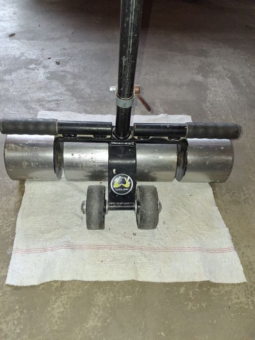 Walec do wykładzin firmy Wolff  50 kg z kółkami .