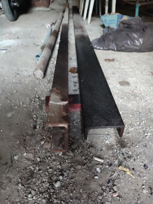 Швелер довжиною 3.5 метри ширина 10 см. Товщина 5 мм. З часів СРСР