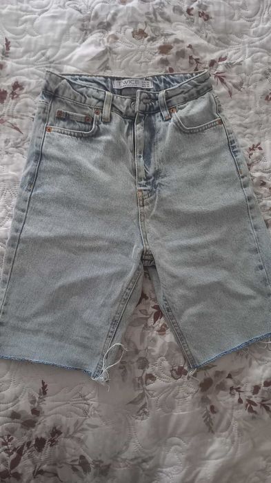 Шорти бренду TWICE з необробленим краєм