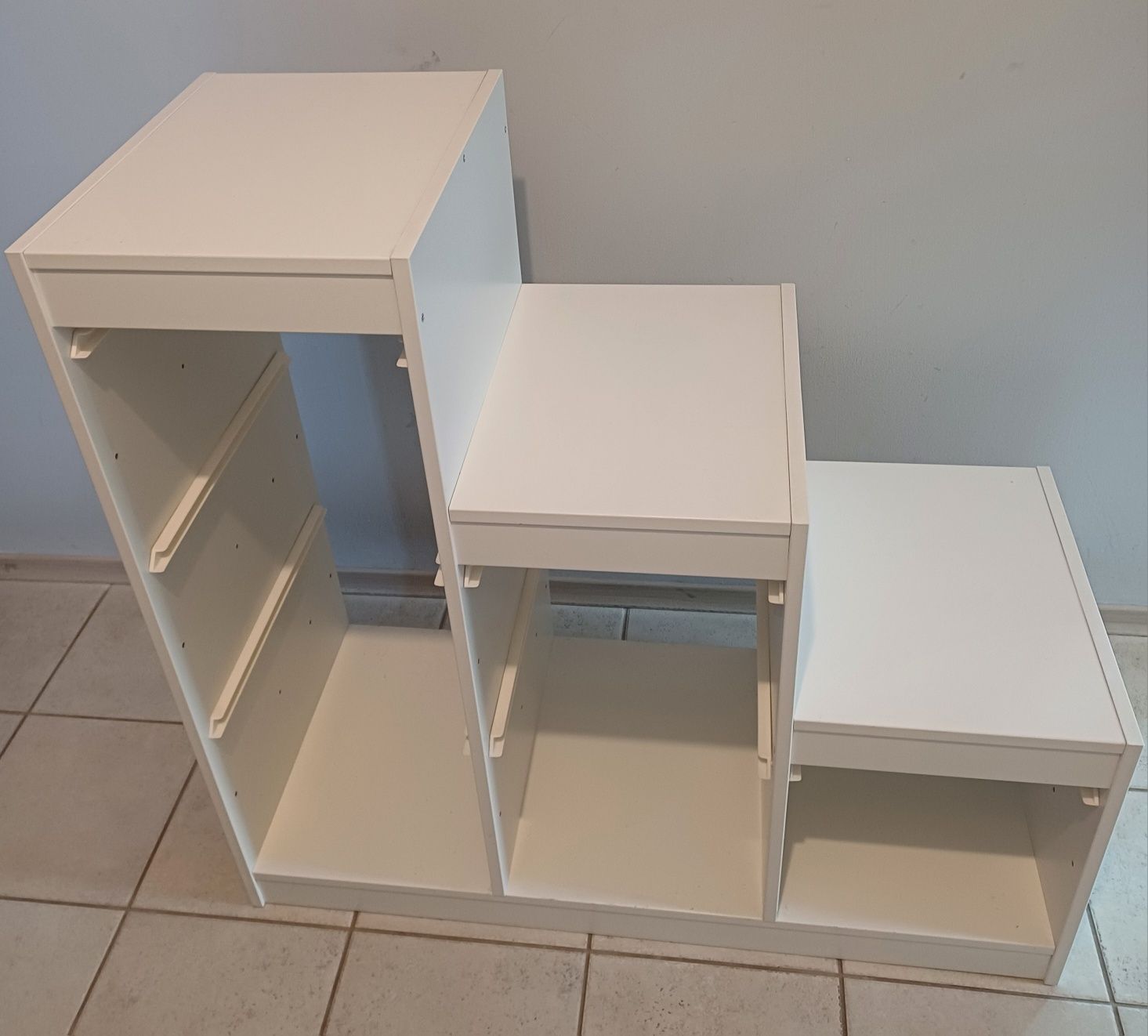 Regał Ikea Trofast z pojemnikami