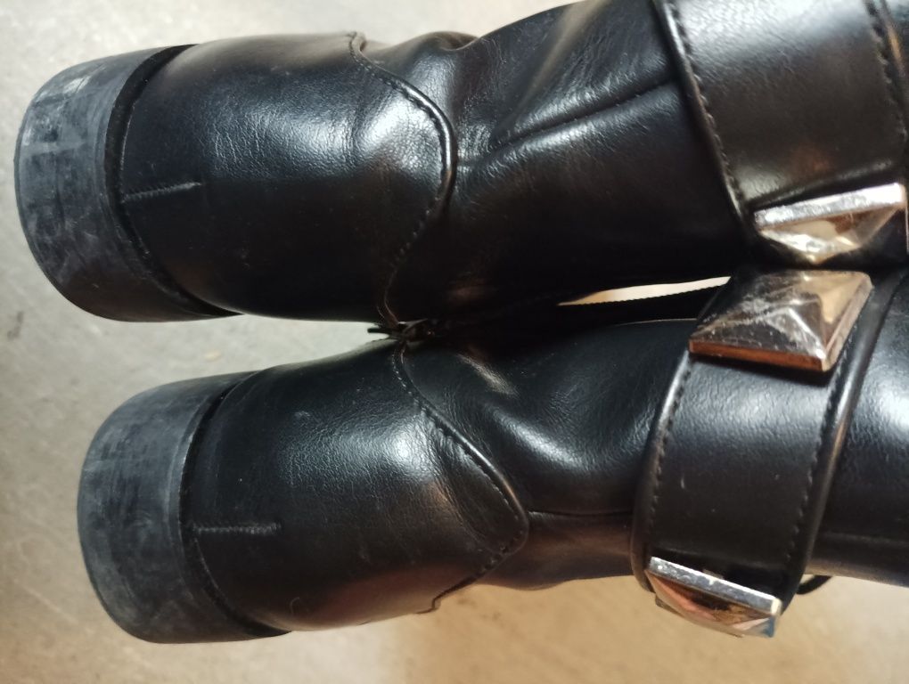 Botas pretas e castanhas
